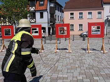 Zielwerfen: Der Beutel an der Sicherungsleine muss durch das Eckige.Foto: Gerd Schaar