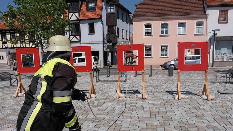 Zielwerfen: Der Beutel an der Sicherungsleine muss durch das Eckige.Foto: Gerd Schaar