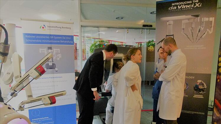 Um den Roboter "Da Vinci" scharten sch viele Interessenten.Marion Krüger-Hundrup