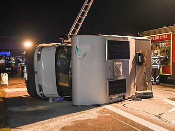 "Es h&auml;tte viel Schlimmer ausgehen k&ouml;nnen": Wohnmobil weicht Unfallstelle aus und kippt um