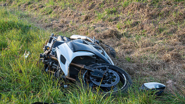 Fahrrad nach Kollision mit Motorrad völlig zerstört: Fahrradfahrer wie durch ein Wunder nur leicht verletzt
