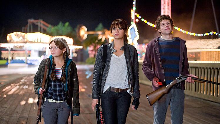 Die Schwestern Wichita (Emma Stone, Mitte) und Little Rock (Abigail Breslin) und Columbus (Jesse Eisenberg) sind gegen die untoten Angreifer gewappnet.