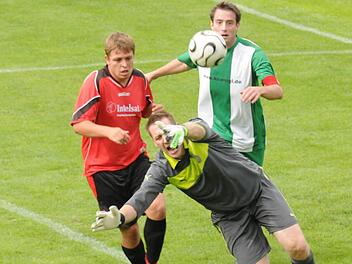 Zur Stelle ist Gräfendorfs Schlussmann Alexander Jung und kommt vor dem Fuchsstädter Christian Wahler ans Leder. Zur Absicherung parat steht SV-Spielführer Dominik Lutz. Foto: ssp