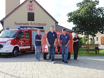 Patrick Kuhn, Mathias Lämmlein, Dietmar Schmidt und Anna Schmidt (von links) schieben den Anhänger weg. Links steht der neue Transporter.