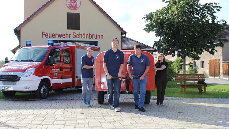 Patrick Kuhn, Mathias Lämmlein, Dietmar Schmidt und Anna Schmidt (von links) schieben den Anhänger weg. Links steht der neue Transporter.