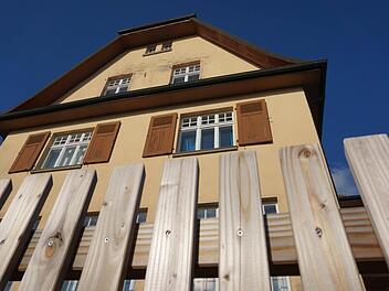 Die engagierten Hetzloser richteten in ihrer Freizeit den Zaun am alten Schulgebäude her. Foto: Gerd Schaar