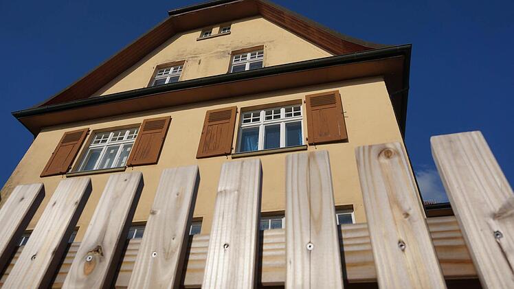 Die engagierten Hetzloser richteten in ihrer Freizeit den Zaun am alten Schulgebäude her. Foto: Gerd Schaar