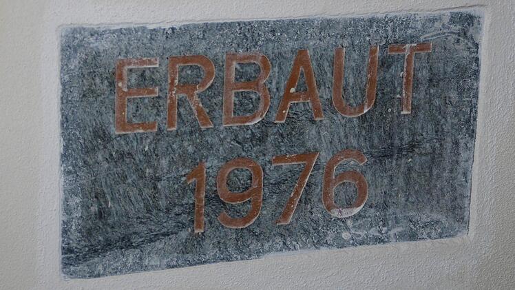 Der Grundstein aus dem Jahr 1976 ziert auch weiterhin den Eingangsbereich des Kindergartens.Foto: Thomas Hümmer