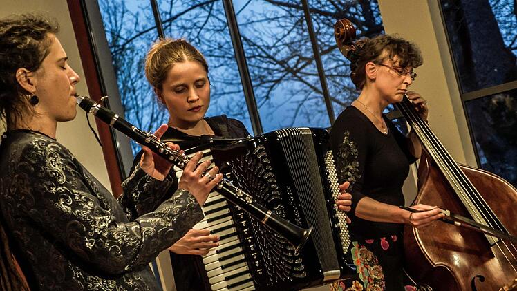 Faszinierende Klezmer-Klänge bot das Ensemble "Sher on a Shier" beim Gastspiel im Coburger Haus Contakt.Foto: Jochen Berger