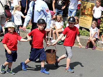 Auch der Feuerwehrnachwuchs lief beim Festzug in Herzogenaurach mit. alle Fotos:_ Richard Sänger