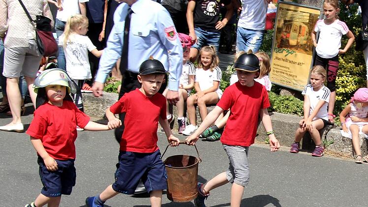 Auch der Feuerwehrnachwuchs lief beim Festzug in Herzogenaurach mit. alle Fotos:_ Richard Sänger