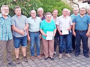 Die geehrten langj&auml;hrigen Mitglieder, die Neumitglieder und die Vorsitzenden Foto: Freie W&auml;hler
