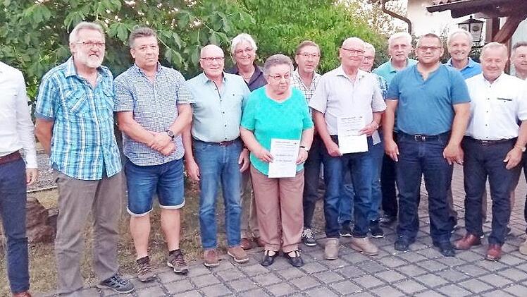 Die geehrten langj&auml;hrigen Mitglieder, die Neumitglieder und die Vorsitzenden Foto: Freie W&auml;hler