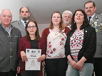Die Geehrten mit Bürgermeister Helmut Fischer (von links): Vereinsschießwart Christian Stadler, Helen Hanft, Sandra Gack, Verena Bischoff, Klaus Krügl und Vorsitzender Toni Zirkelbach Foto: Klaus Gagel