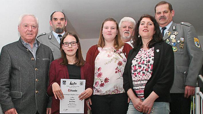 Die Geehrten mit Bürgermeister Helmut Fischer (von links): Vereinsschießwart Christian Stadler, Helen Hanft, Sandra Gack, Verena Bischoff, Klaus Krügl und Vorsitzender Toni Zirkelbach Foto: Klaus Gagel
