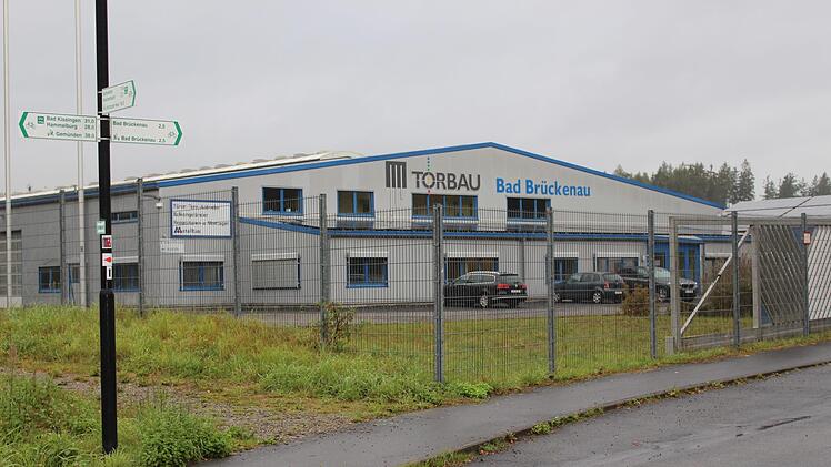 Die Firma Torbau Bad Brückenau zog vor 20 Jahren aus dem Stadtgebiet in das Gewerbegebiet Buchrasen. Foto: Julia Raab