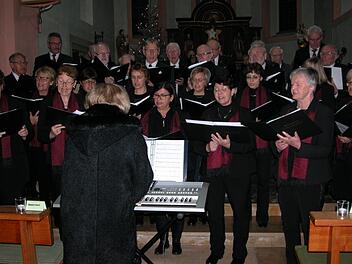 Der Frauenchor "Eintracht" aus Haard und der Männerchor vom Sängerkranz Bad Neustadt sangen zusammen unter der Leitung von Eva Duda.  Foto: Ewald Kiesel