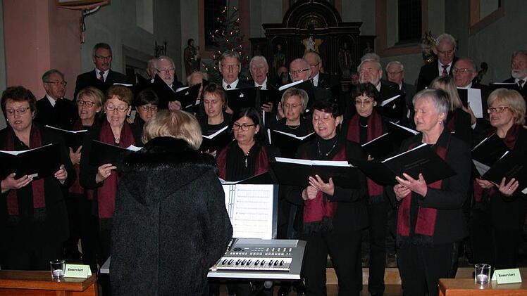 Der Frauenchor "Eintracht" aus Haard und der Männerchor vom Sängerkranz Bad Neustadt sangen zusammen unter der Leitung von Eva Duda.  Foto: Ewald Kiesel