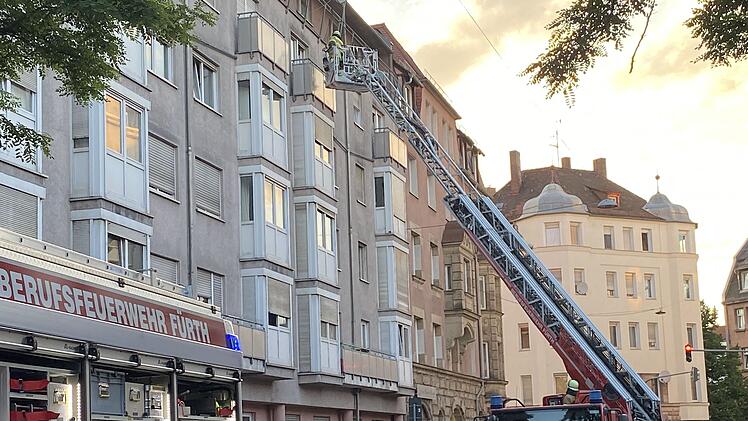 Wohnungsbrand in Mehrfamilienhaus in F&uuml;rth: Eine tote Person geborgen