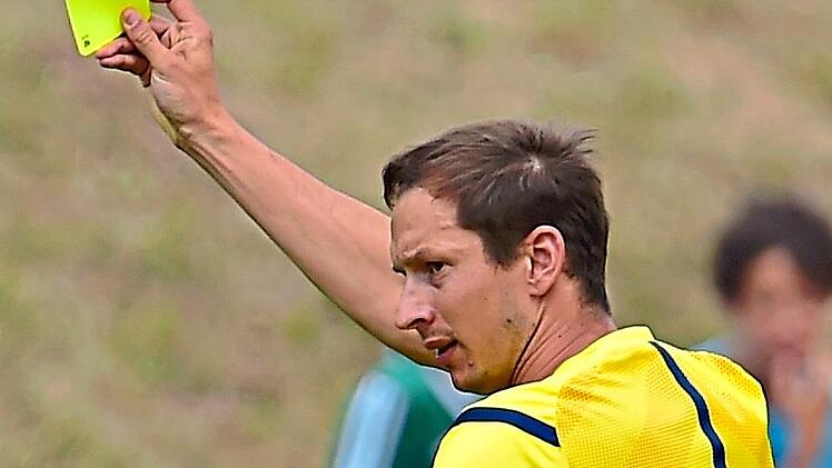 Das Bild zeigt Sebastian Linz in der Saison 2015/16 bei einem Landesliga-Spiel zwischen dem ASV Veitsbronn und der SG Quelle F&uuml;rth. sportpress