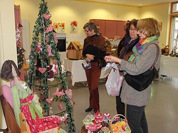 Viele hübsche Sachen, alle von Hand gearbeitet, gab es beim Adventsmarkt im Seniorenzentrum zu entdecken. Fotos: Heike Beudert