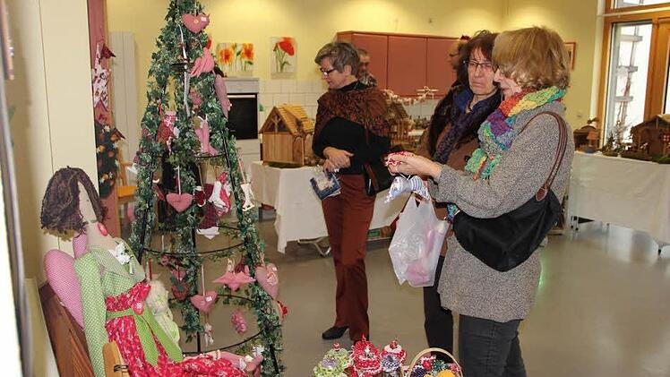 Viele hübsche Sachen, alle von Hand gearbeitet, gab es beim Adventsmarkt im Seniorenzentrum zu entdecken. Fotos: Heike Beudert