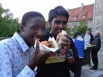 Lebohang (l.) und Adarsh haben an einer kulinarischen Spezialität aus Deutschland schnell ihren Gefallen gefunden.Fotos: Lengenfelder