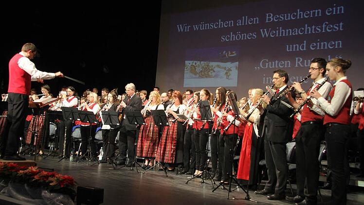 JuKa und Revival-Orchester beim gemeinsamen Auftritt