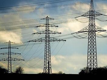 Eine Stromtrasse mit bis zu 70 Meter hohen Monstermasten im Landkreis Kulmbach - betroffen wären nach derzeitigen Planungen Himmelkron und Marktschorgast - will der Kreistag nicht haben. Die Ablehnung wird in einer Resolution deutlich zum Ausdruck gebracht. Foto: Julian Stratenschulte/dpa