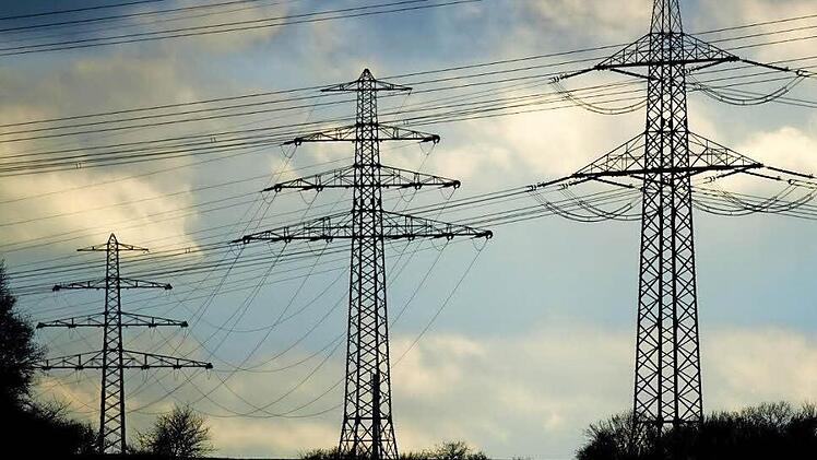 Eine Stromtrasse mit bis zu 70 Meter hohen Monstermasten im Landkreis Kulmbach - betroffen wären nach derzeitigen Planungen Himmelkron und Marktschorgast - will der Kreistag nicht haben. Die Ablehnung wird in einer Resolution deutlich zum Ausdruck gebracht. Foto: Julian Stratenschulte/dpa