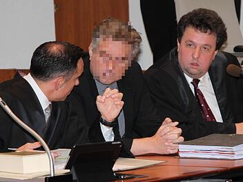 Der angeklagte Kulmbacher Ex-Anwalt im Gespräch mit seinen beiden Verteidigern, Walter Bagnoli (links) und Stephan Scherdel. Foto: Stephan Tiroch