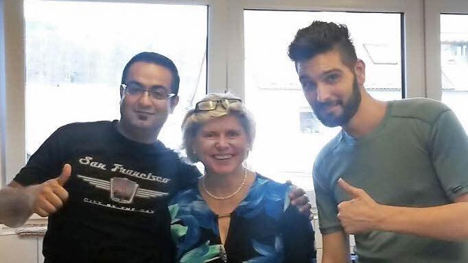 Bürgermeisterin Werner freut sich gemeinsam mit zwei Flüchtlingen.  Fotos: Petra Malbrich