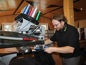 Trotz der Brandkatastrophe blickt Dominik Trebes zuversichtlich in die Zukunft. Zurzeit produziert er zusammen mit seinen Mitarbeitern in seinem Ausweichdomizil in der ehemaligen Schreinerei Stärker in Ebersdorf.  Foto: Veronika Schadeck