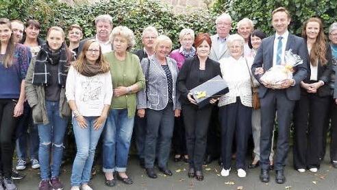 Die Jubilarin zwischen Bürgermeister Robert Bosch und stellvertretender Landrätin Christina Flauder sowie weiteren Geburtstagsgästen  Foto: Werner Reißaus