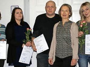 Die erfolgreichen Absolventinnen und Absolventen der Qualifikationsma&szlig;nahme "Fachkraft im Handel" an der Volkshochschule mit Kursleiterin Johanna Beetz (zweite von rechts). Foto: Miriam Hegner/vhs