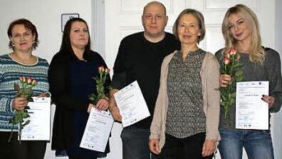 Die erfolgreichen Absolventinnen und Absolventen der Qualifikationsma&szlig;nahme "Fachkraft im Handel" an der Volkshochschule mit Kursleiterin Johanna Beetz (zweite von rechts). Foto: Miriam Hegner/vhs