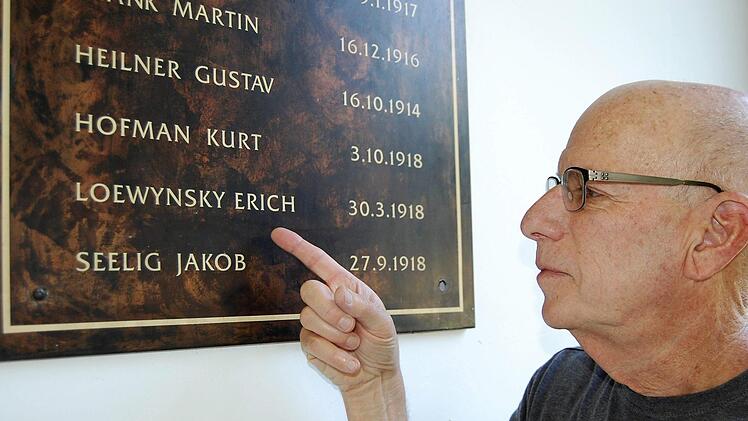 Rechtsanwalt Stephen Lowe aus Hollywood vor der Gedenktafel für die jüdischen Gefallenen im Ersten Weltkrieg mit dem Namen seines Großvaters Erich Löwinsky. Foto: Sigismund von Dobschütz