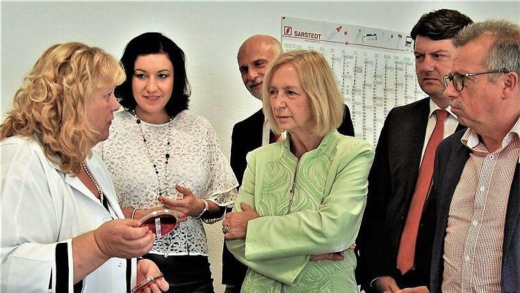 Dorothee Geier-Dömling (links), Leiterin der Mikrobiologie bei Laboklin, zeigt der Bundesministerin für Bildung und Forschung Prof. Dr. Johanna Wanka (CDU, Mitte) ihre Abteilung; mit dabei sind (von links) die Bundestagsabgeordnete und Parlamentarische Staatssekretärin Dorothee Bär (CSU), Bad Kissingens Oberbürgermeister Kay Blankenburg (SPD), der Landtagsabgeordnete Sandro Kirchner (CSU) und der stellvertretende Landrat Emil Müller (CSU). Foto: Sigismund von Dobschütz