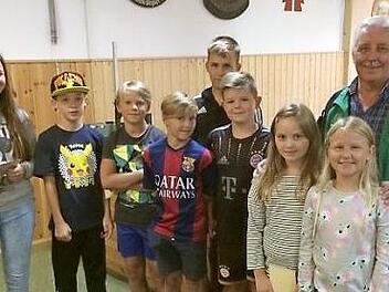Unser Bild zeigt (von links) Emely, Alexander, David, Kai, Justin, Ludwig, Marie, Aileen und Schützenmeister Rudi Krämer. Foto: Klaus-Peter Wulf