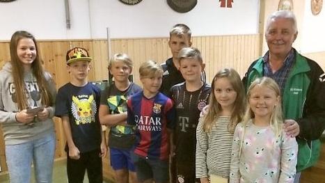 Unser Bild zeigt (von links) Emely, Alexander, David, Kai, Justin, Ludwig, Marie, Aileen und Schützenmeister Rudi Krämer. Foto: Klaus-Peter Wulf