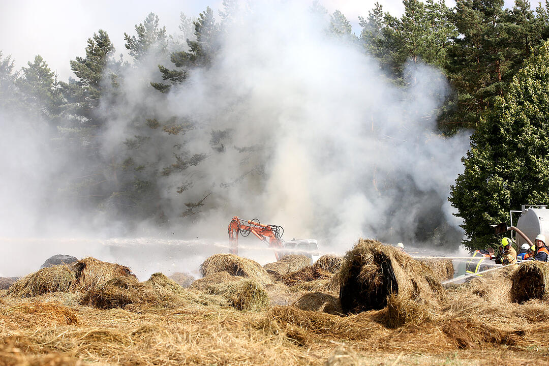 Spektakuläre Löschaktion im Kreis Forchheim: 100 Stroh- und Heuballen brennen