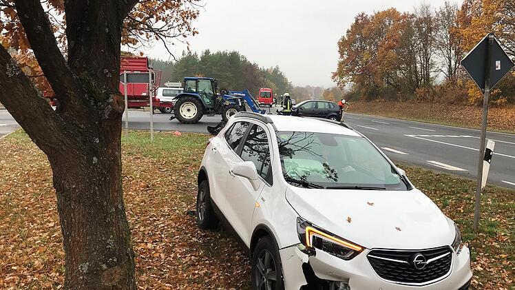 Bei dem Zusammenstoß wurde der Opel einer 53-Jährigen nach rechts von der Straße abgewiesen und kam auf einem Grünstreifen knapp vor einem Baum zum Stehen. Die Frau wurde leicht verletzt.                                                                         Michael Will/BRK