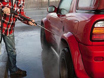 In Mainleus und Kulmbach darf man auch sonntags  sein Auto waschen. Symbolfoto: Silvia Marks/dpa