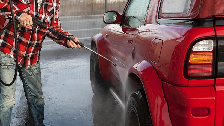 In Mainleus und Kulmbach darf man auch sonntags  sein Auto waschen. Symbolfoto: Silvia Marks/dpa