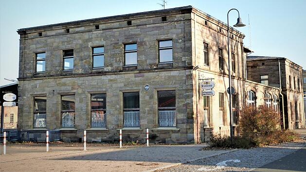 Das Neuenmarkter Bahnhofsgebäude wurde von 1846 bis 1848 errichtet. Heute steht es unter Denkmalschutz. Wie Bürgermeister Siegfried Decker bei einem Ortstermin erklärte, sollen darin wieder eine Bahnhofsgaststätte mit Kiosk und Serviceangeboten für Bahnreisende, Ausstellungsräume für Museumszwecke, Wohnungen und Appartements entstehen.  Foto: Werner Reißaus