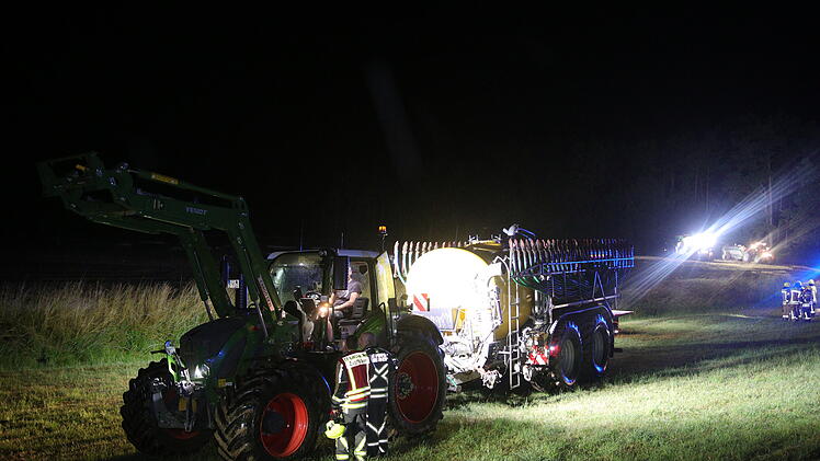 Ballenpresse fängt Feuer: Flammen greifen auf Feld über