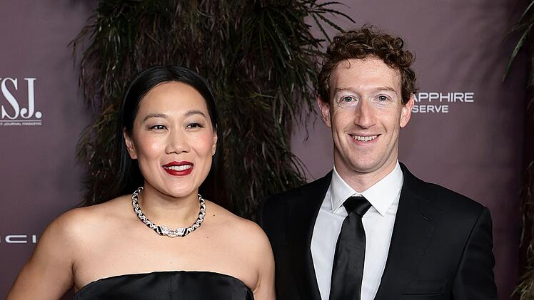 An der Seite seiner Ehefrau Priscilla Chan inszeniert sich Mark Zuckerberg gerne als liebevolles Oberhaupt einer perfekten Familie.