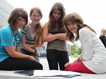 Mieke, Nicola, Lea und Teresa (von links) haben ein Schuljahr lang kreativ miteinander gearbeitet und zusammen fantastische Kurzgeschichten geschrieben.  Foto: Katja Kölbl