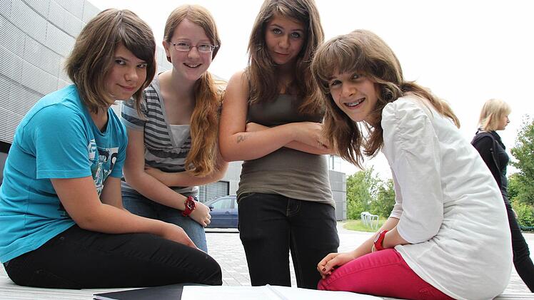 Mieke, Nicola, Lea und Teresa (von links) haben ein Schuljahr lang kreativ miteinander gearbeitet und zusammen fantastische Kurzgeschichten geschrieben.  Foto: Katja Kölbl