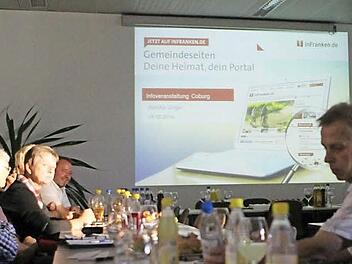 Viele Interessenten aus dem gesamten Landkreis nutzen am Montag die Gelegenheit, sich über die Möglichkeiten der digitalen Gemeindeseiten auf www.inFranken.de azu informieren. Foto: Jochen Berger